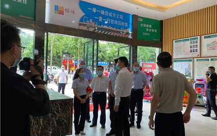 绵阳市政府副市长李南希一行莅临我集团旗下西城农贸市场 督查疫情防控、食品安全以及文明城市创建工作