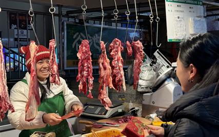 西城农贸市场派发开工利是红包，共迎新春繁荣！