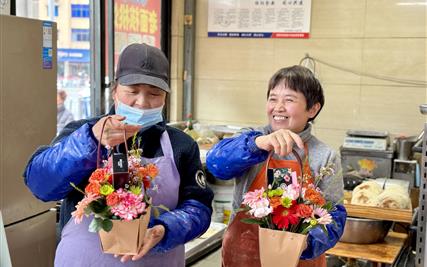 西城农贸市场温情献礼，三八妇女节致敬巾帼力量