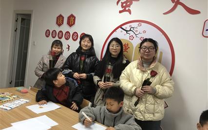 弘光物业开展“温情女神节 鲜花送祝福”活动