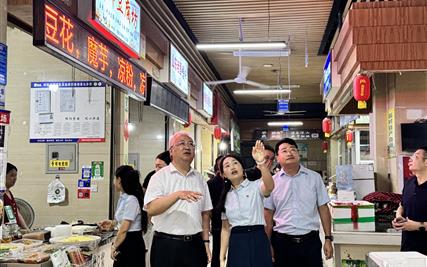副市长吴昊调研西城农贸市场：严抓经营与安全，擦亮民生样板